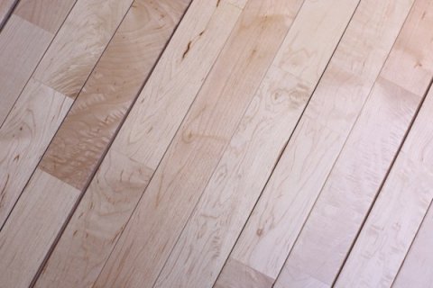 為什么體育館運(yùn)動(dòng)木地板表面要涂漆呢？