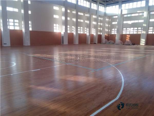 單層龍骨體育場地板保養(yǎng)方法