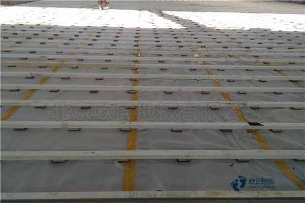 單層龍骨體育場地板保養(yǎng)方法