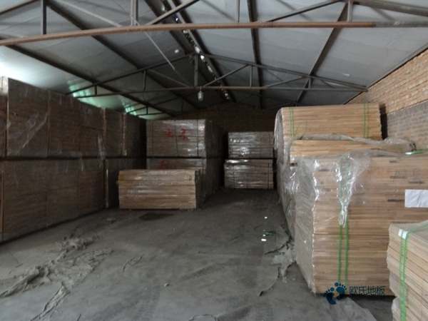 室內(nèi)木地板籃球場防滑怎么樣1