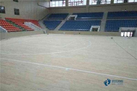 大學(xué)運動館木地板施工團(tuán)隊