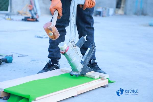 柞木運(yùn)動籃球木地板多少錢能下來